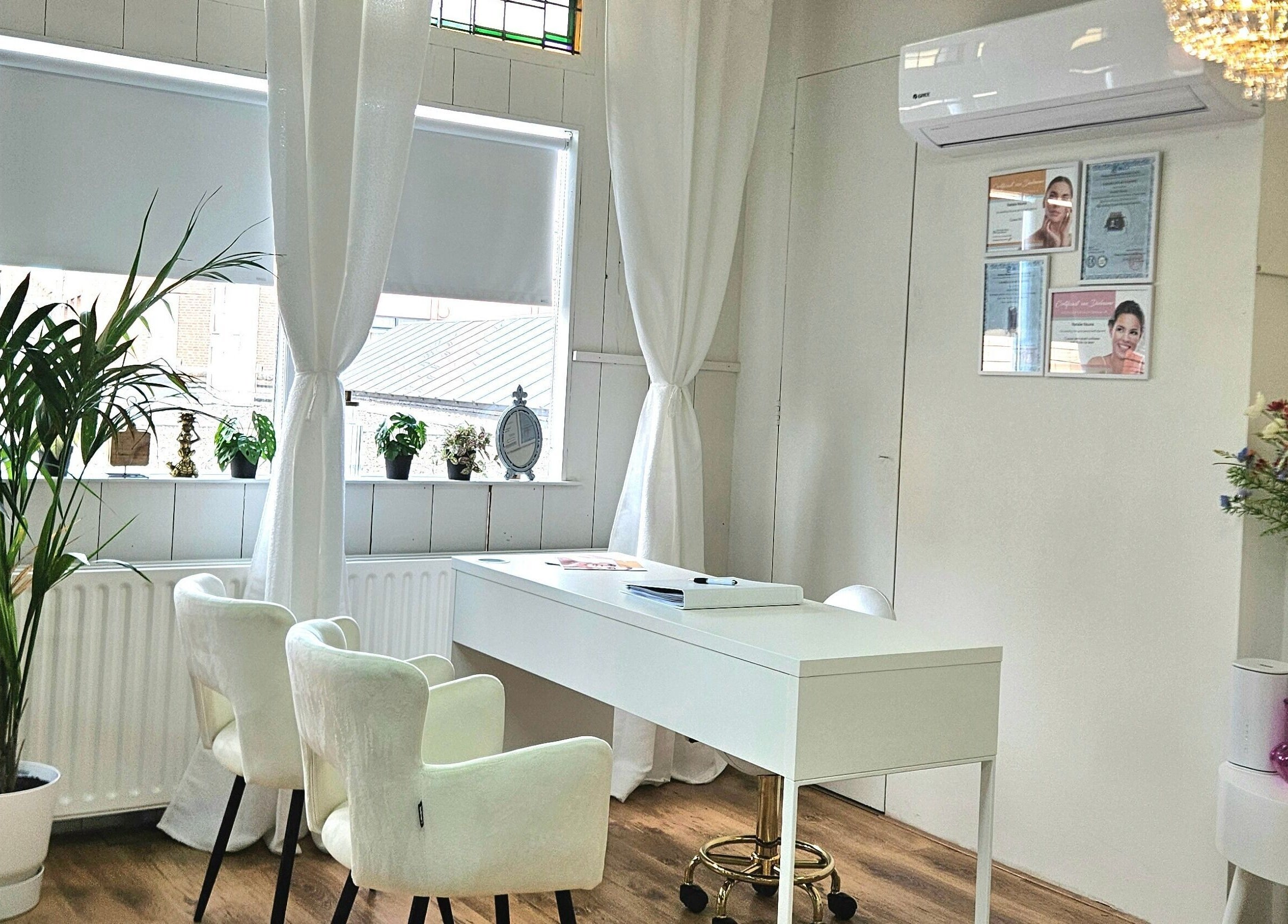 Rustige en elegante salonopstelling bij Skin & Lifting Nouna in Veghel, Noord-Brabant, NL.