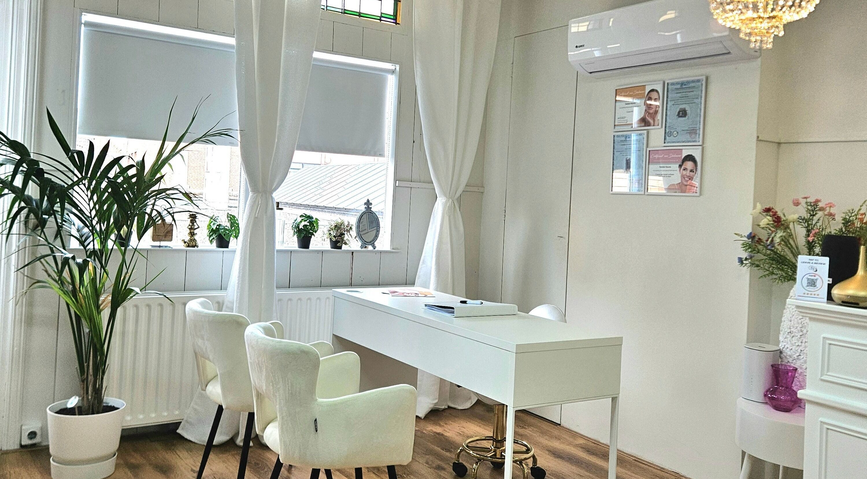 Rustige en elegante salonopstelling bij Skin & Lifting Nouna in Veghel, Noord-Brabant, NL.