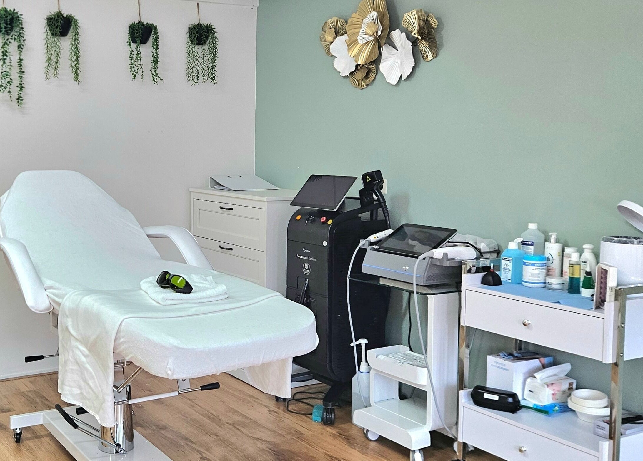 Kalmerende verzorgingsruimte bij Skin & Lifting Nouna, Veghel, Noord-brabant, NL met moderne wellness apparatuur.