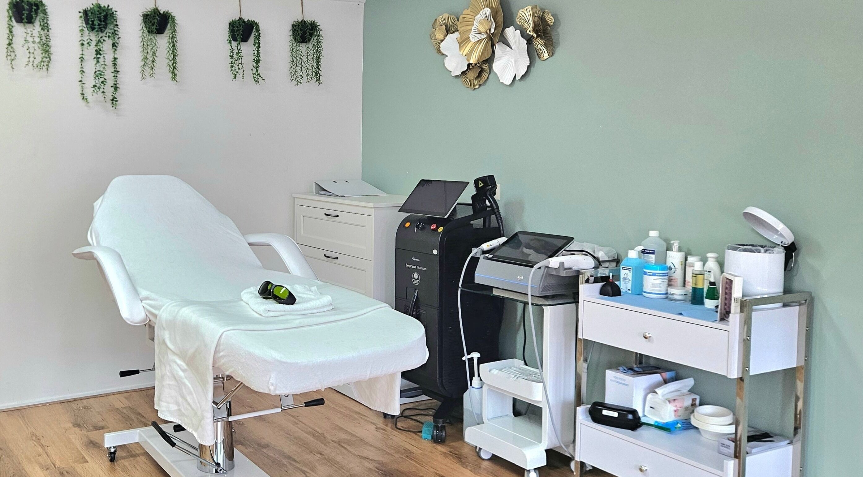 Kalmerende verzorgingsruimte bij Skin & Lifting Nouna, Veghel, Noord-brabant, NL met moderne wellness apparatuur.