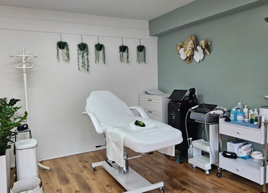 Luxe behandelkamer bij Skin & Lifting Nouna in Veghel, Noord-brabant, NL met moderne inrichting.