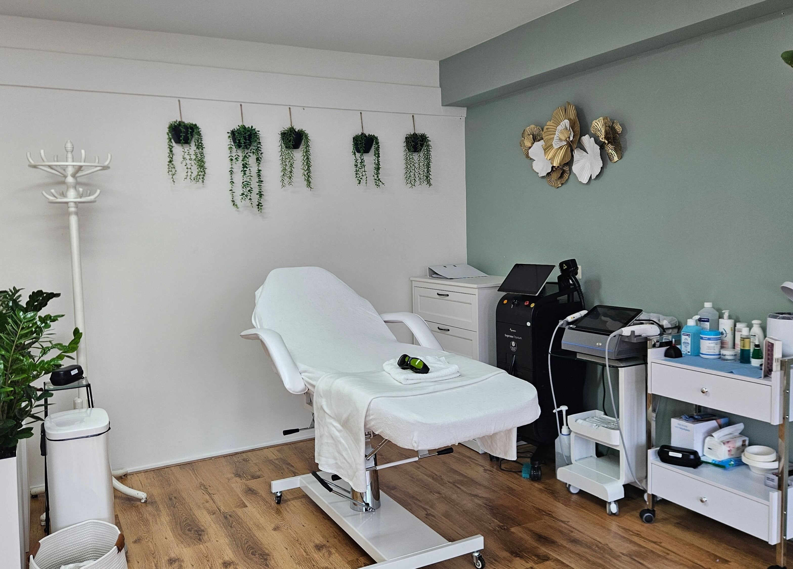 Luxe behandelkamer bij Skin & Lifting Nouna in Veghel, Noord-brabant, NL met moderne inrichting.