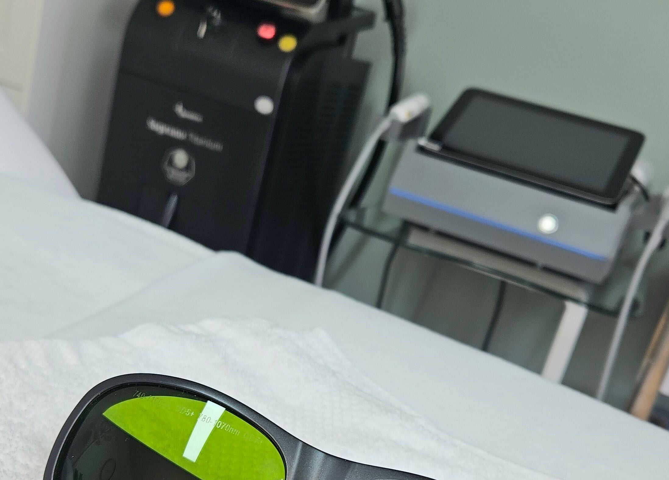 Laserapparatuur bij Skin & Lifting Nouna in Veghel, Noord-brabant, NL. Klaar voor effectieve huidbehandeling.