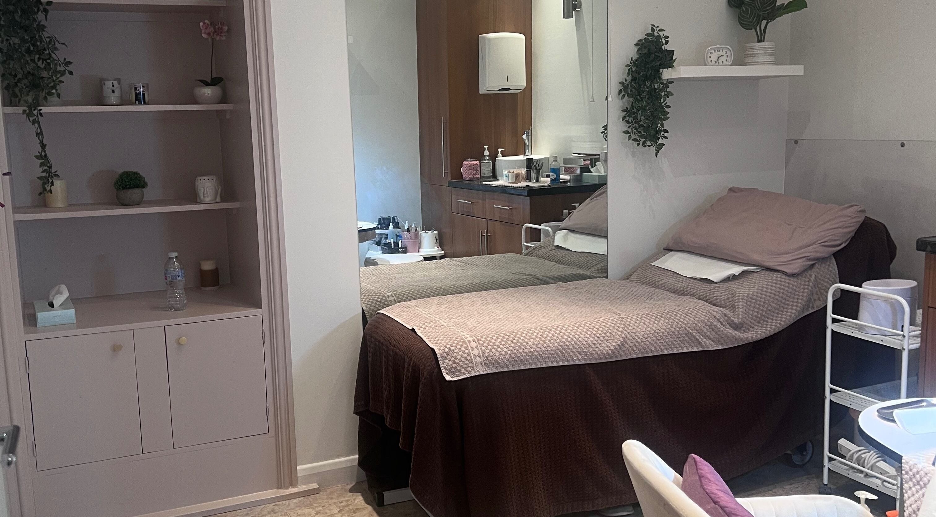 Relaxing treatment room at Tashanailcreation in Abingdon, England, GB, featuring soothing decor.