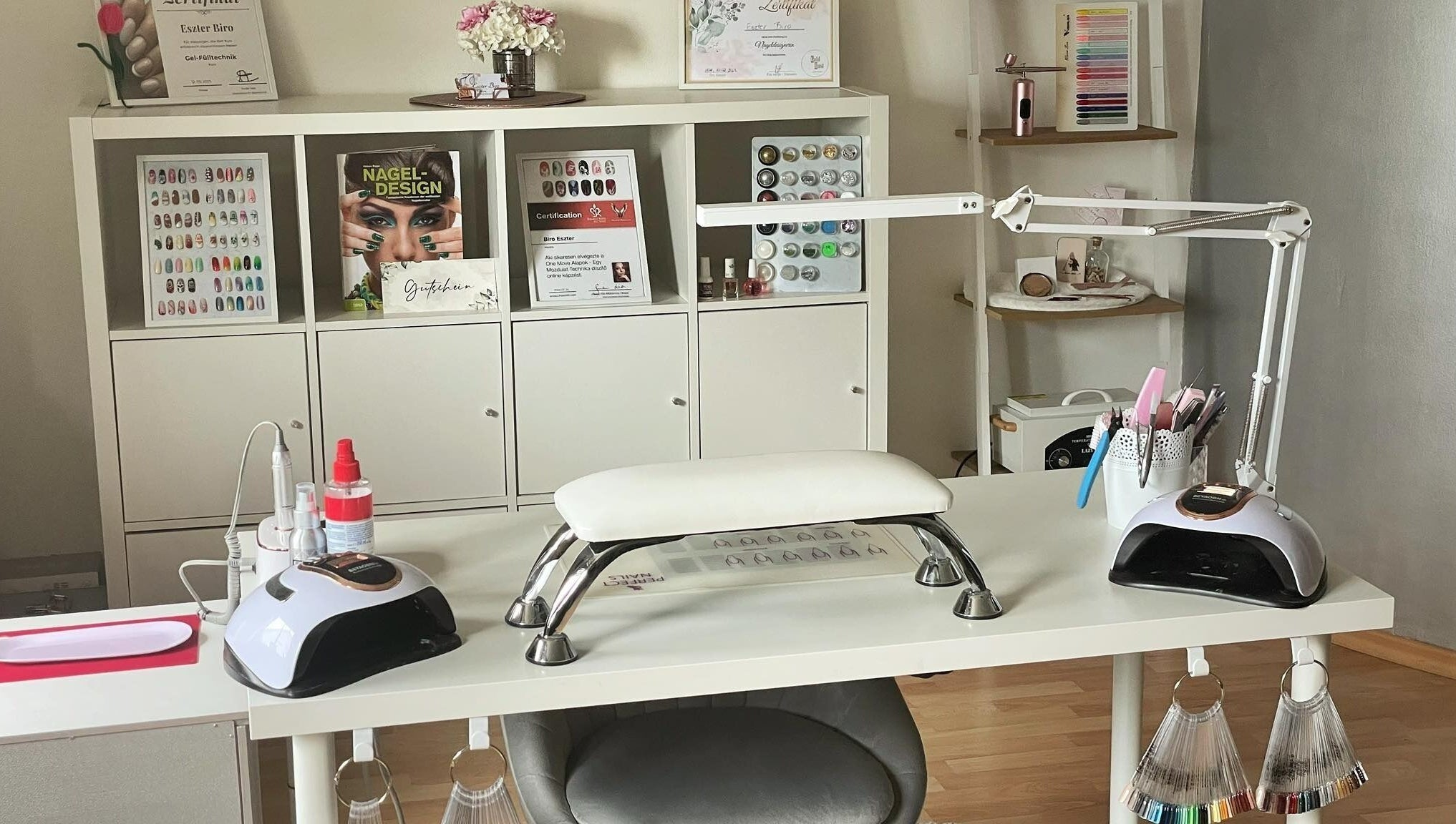 Aurora Nails by Eszter Studio in Kissing, Bayern, DE: stilvoller Arbeitsplatz für Nageldesign.