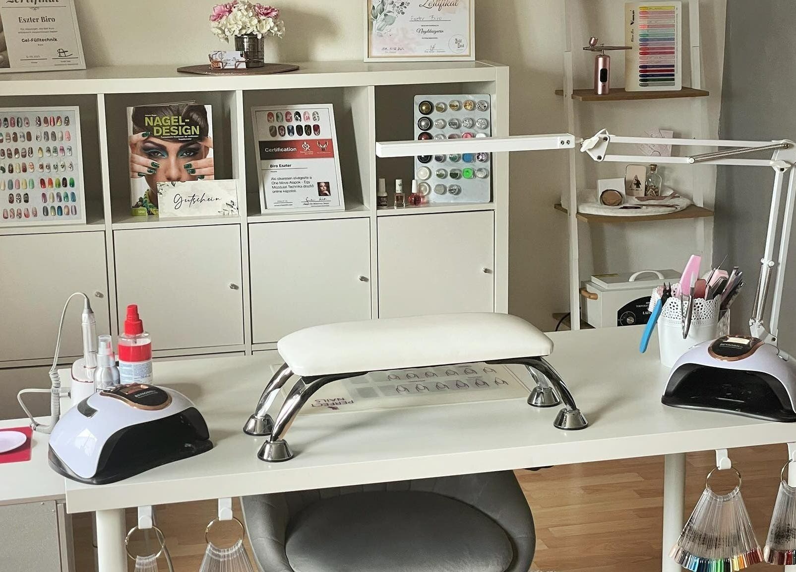 Innenansicht von Aurora Nails by Eszter in Kissing, Bayern, DE. Ein gut ausgestatteter Nageltisch mit Utensilien.