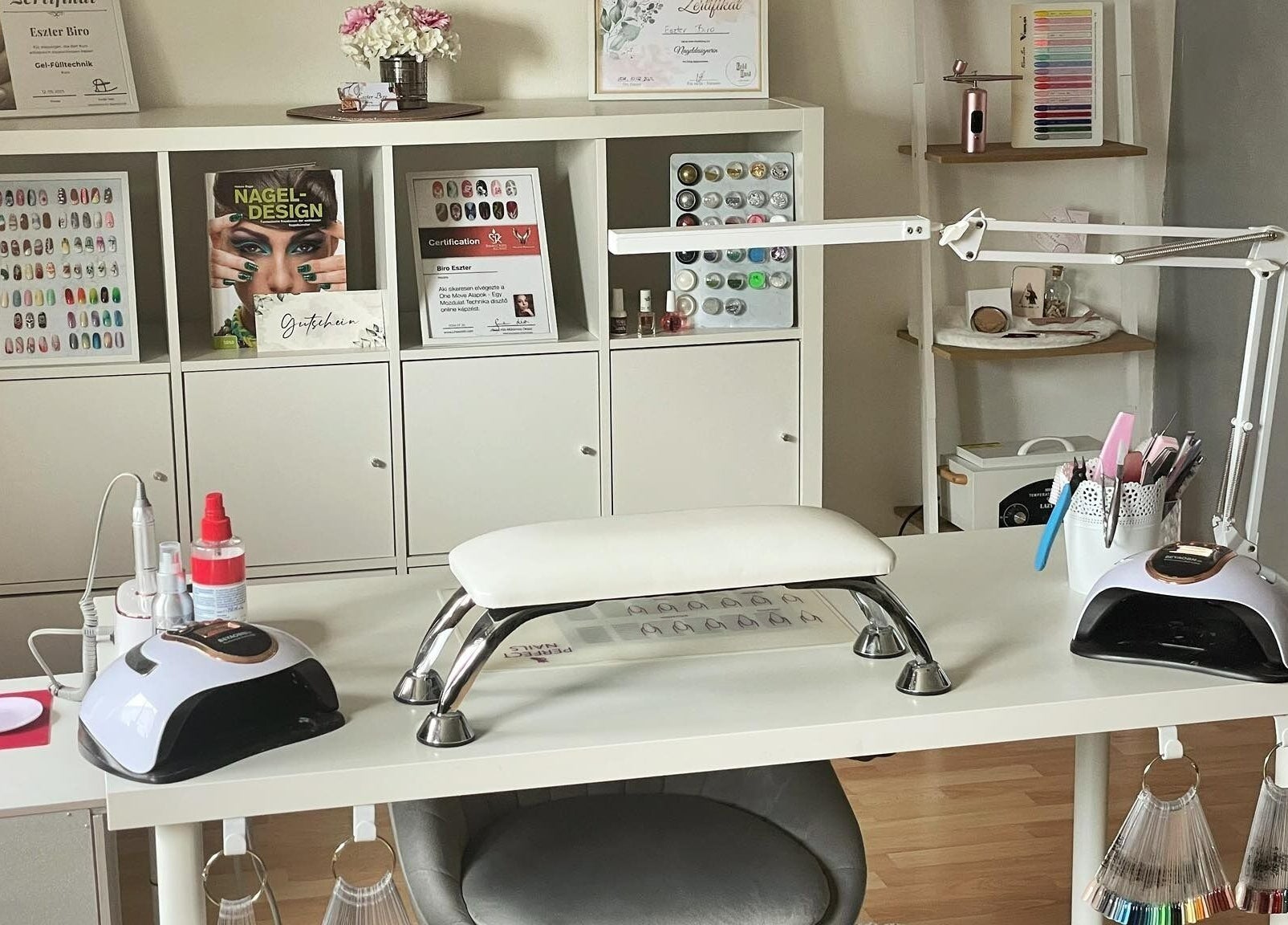 Moderner Nageltisch bei Aurora Nails by Eszter, Kissing, Bayern, DE, mit Nageldesignzubehör.