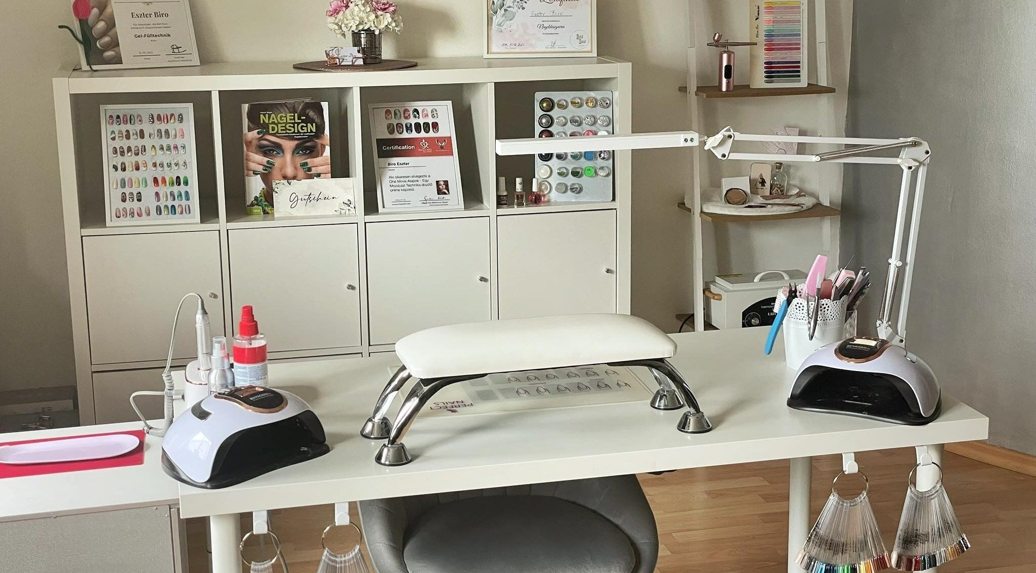 Moderner Nageltisch bei Aurora Nails by Eszter, Kissing, Bayern, DE, mit Nageldesignzubehör.