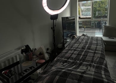 Cozy treatment room at AV aestheticz in London, England, GB with a ring light and comfortable couch.