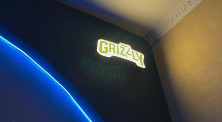 Luz decorativa en Grizzly Barber Club, Ciudad De México, MX. Ambiente moderno y acogedor.