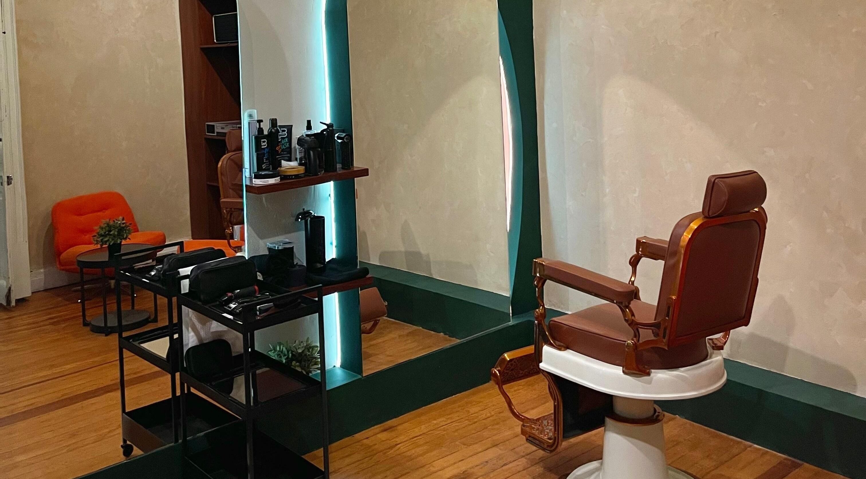Interior del Grizzly Barber Club en Ciudad De México con silla de barbero clásica y decoración moderna.