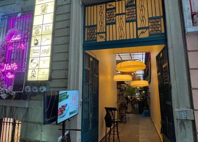 Fachada del Grizzly Barber Club en Ciudad De México, MX, con letreros brillantes y entrada acogedora.