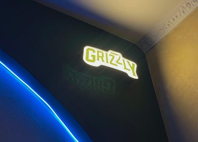Letrero iluminado de Grizzly en Grizzly Barber Club, Ciudad De México, Ciudad De México, MX.