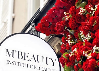 Façade fleurie de M'Beauty à Paris, Île-de-France, FR avec roses rouges vibrantes.