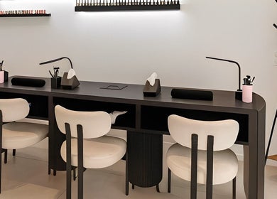 L'espace manucure moderne de M'Beauty à Paris, Île-de-France, FR, avec un mobilier élégant et confortable.