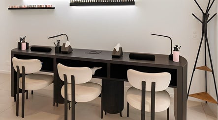 L'espace manucure moderne de M'Beauty à Paris, Île-de-France, FR, avec un mobilier élégant et confortable.