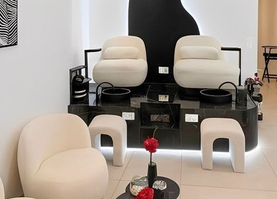 Intérieur élégant de M'Beauty à Paris, Île-de-France, FR avec fauteuils modernes pour soins de beauté.