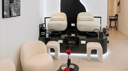 Intérieur élégant de M'Beauty à Paris, Île-de-France, FR avec fauteuils modernes pour soins de beauté.