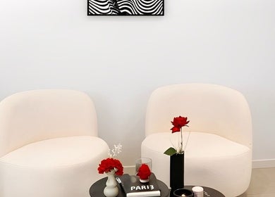 Deux fauteuils blancs avec déco florale chez M'Beauty à Paris, Île-de-France, FR.