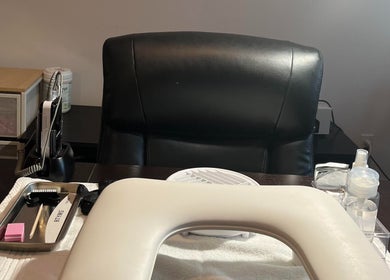 Manicure station at ShoshanaStudios, Montréal, Québec, CA offers a tranquil, professional setting.
