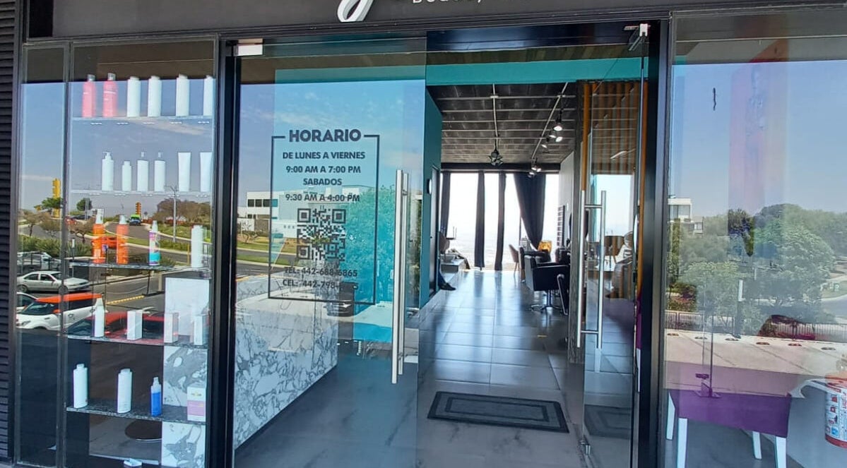 Entrada del salón Glow - Zibata en Zibatá, Querétaro, MX, mostrando el interior moderno y acogedor.