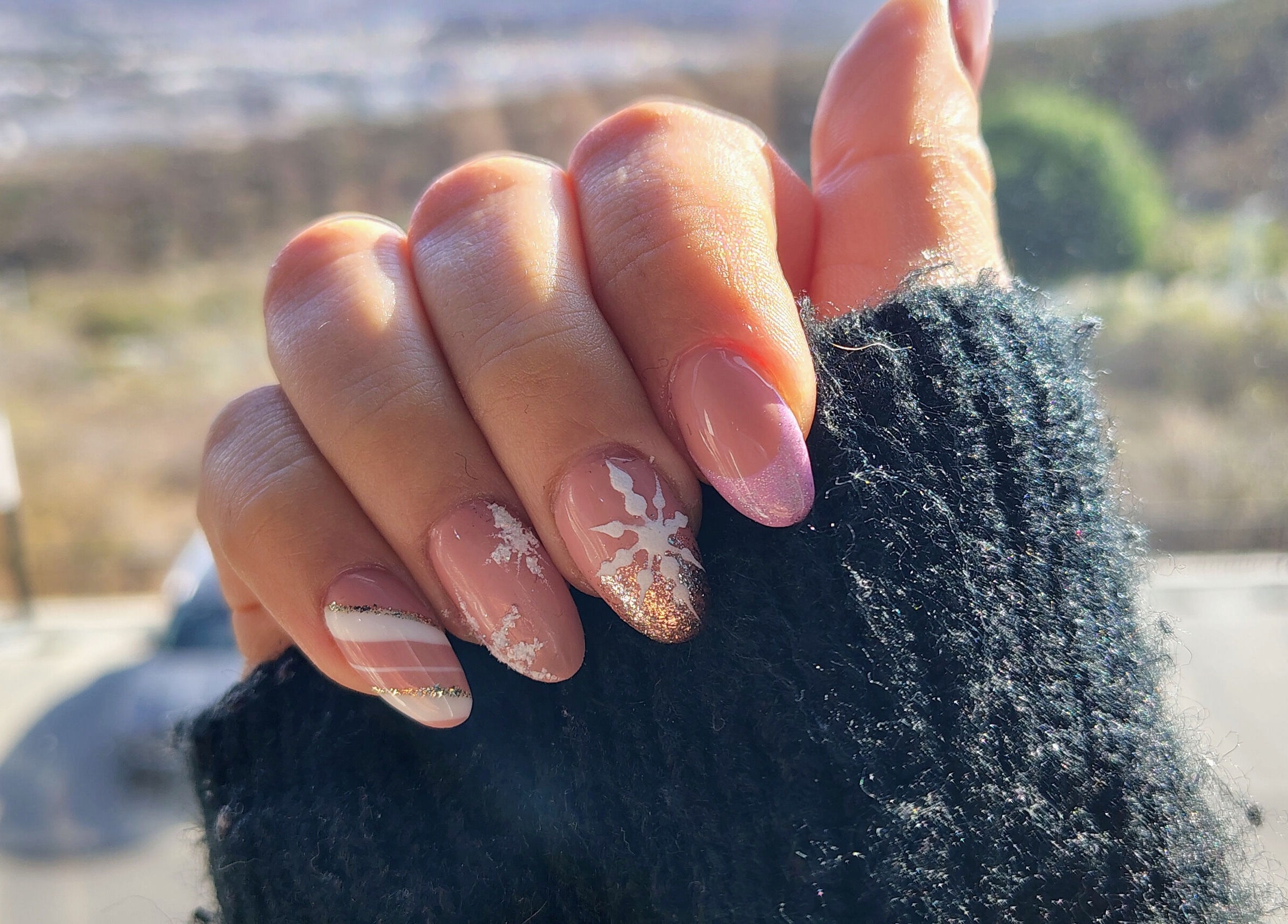 Diseño de uñas brillante en Glow - Zibata, Zibatá, Querétaro, MX, mostrando detalles de arte de uñas moderno.