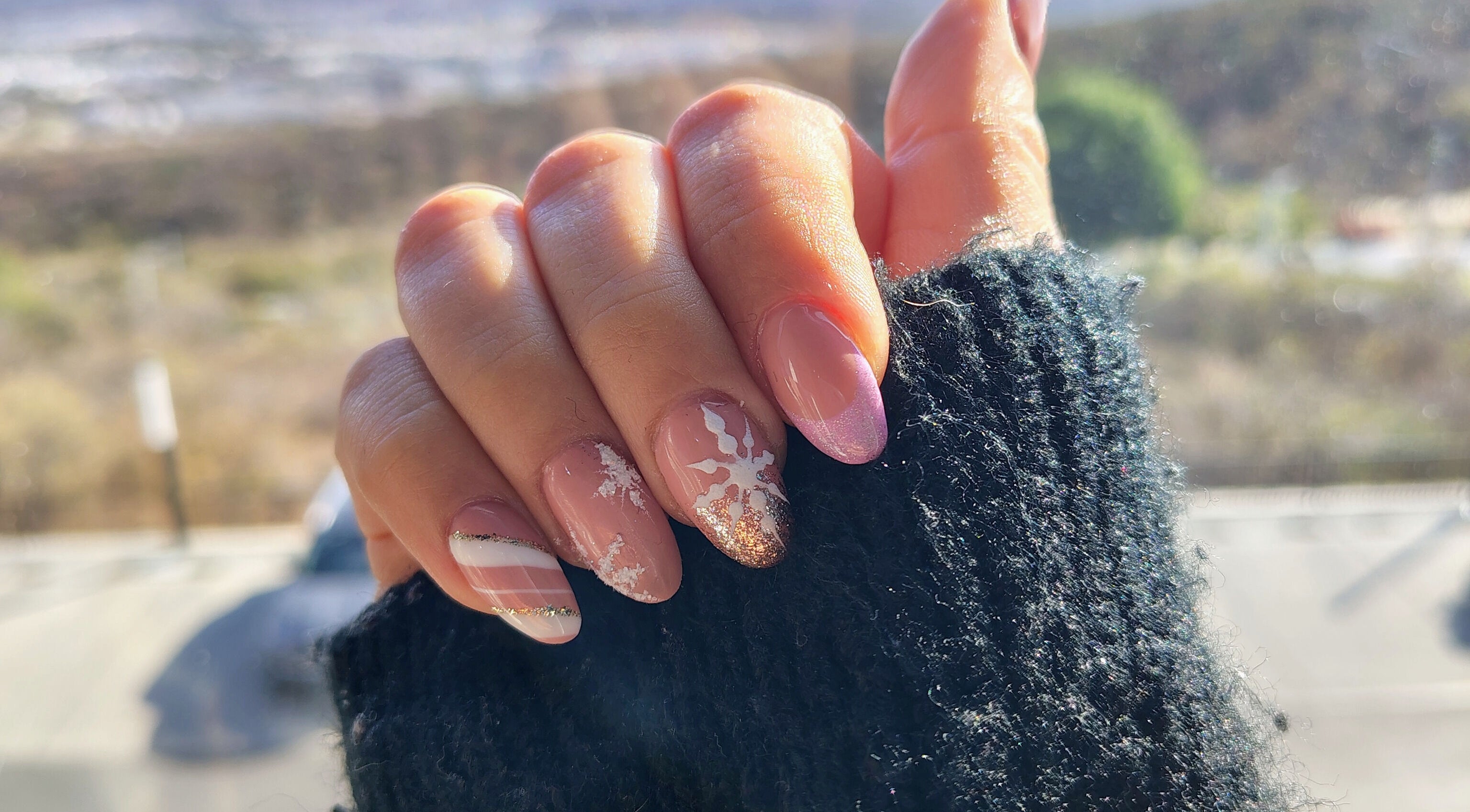 Diseño de uñas brillante en Glow - Zibata, Zibatá, Querétaro, MX, mostrando detalles de arte de uñas moderno.