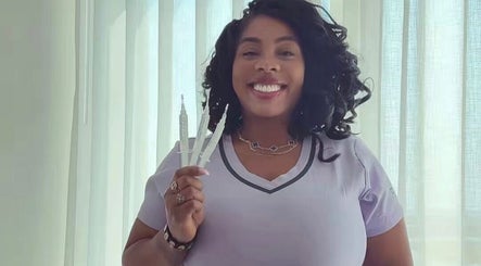 Smiling specialist with dental tools at Lokinda Teeth Whitening, Gatineau, Québec, CA.