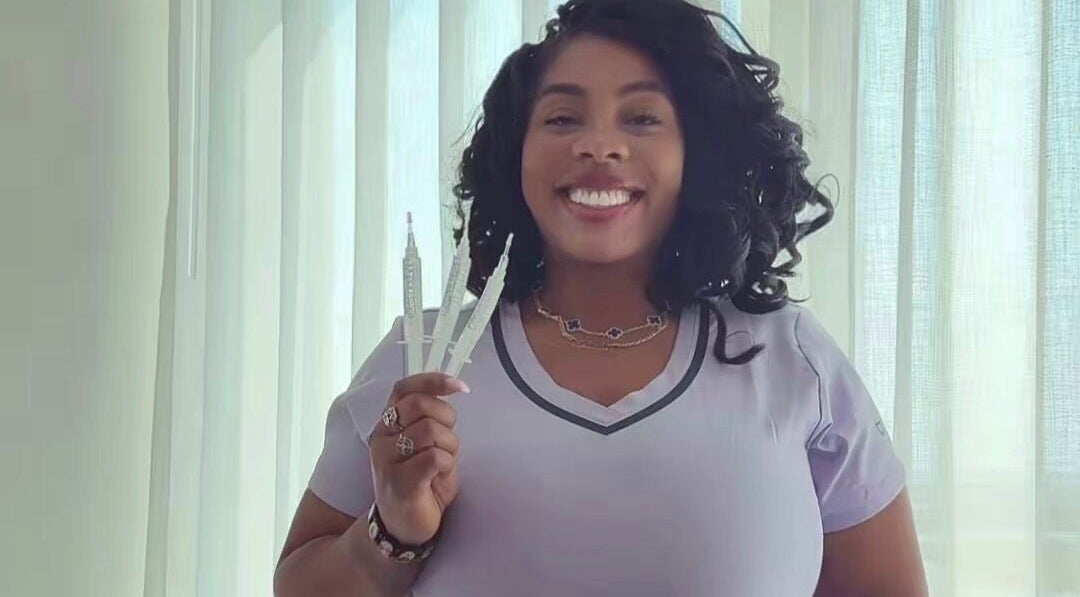 Smiling specialist with dental tools at Lokinda Teeth Whitening, Gatineau, Québec, CA.