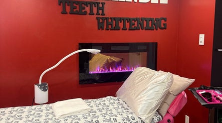 Cozy setup at Lokinda Teeth Whitening in Gatineau, Québec, CA with a comfortable chair and a modern fireplace.