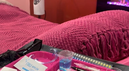Cozy treatment area at Lokinda Teeth Whitening in Gatineau, Québec, CA. Pink blanket and whitening tools in view.