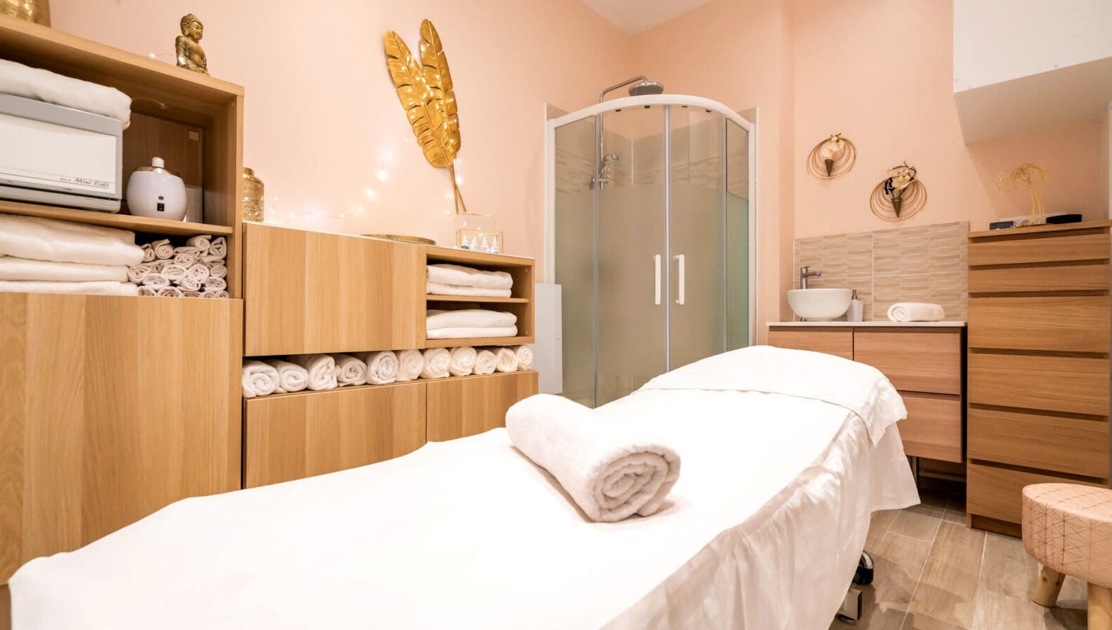 Salle de soins élégante à La Cour Des Anges, paris, Île-de-france, FR, avec table de massage et décor raffiné.