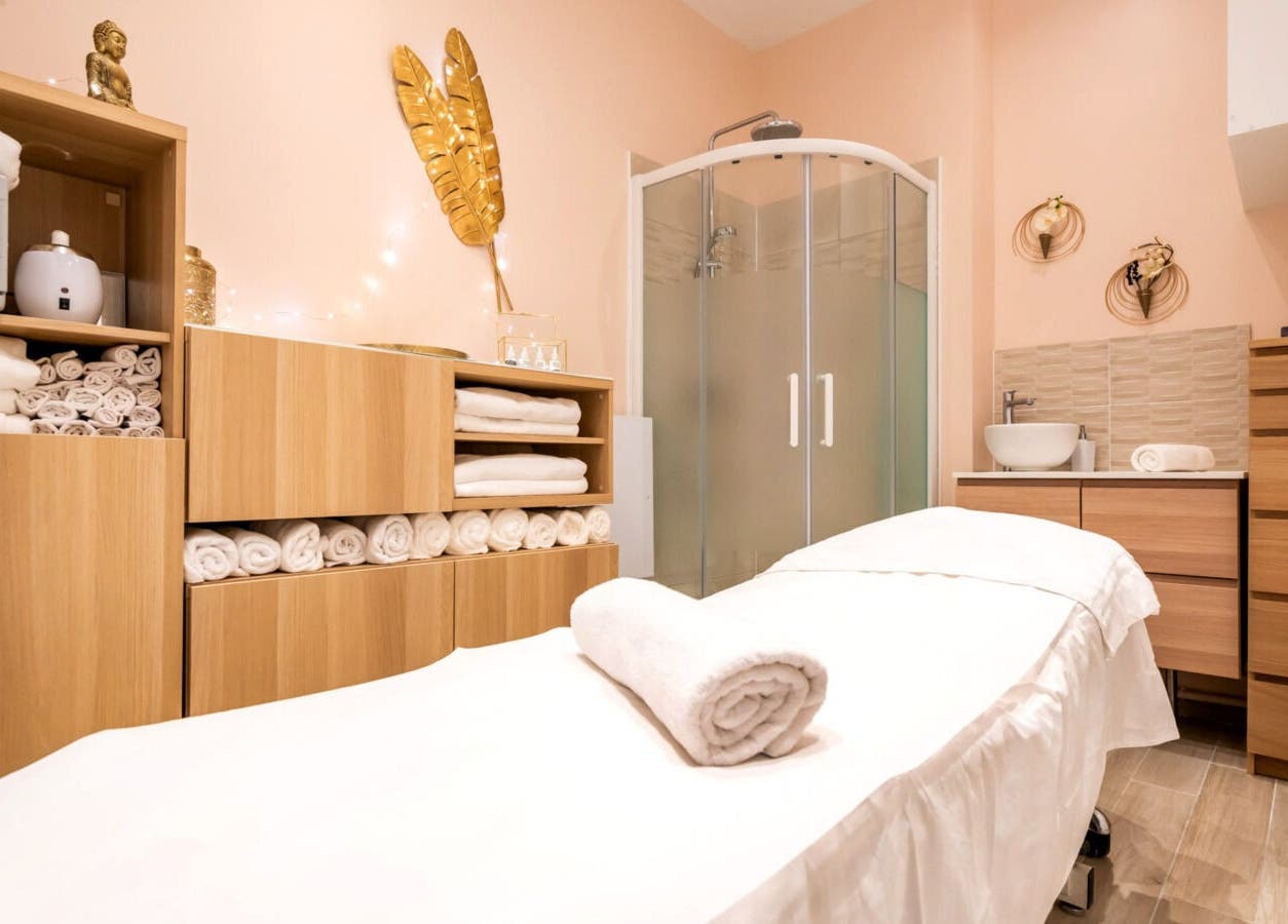 Salle de soins élégante à La Cour Des Anges, paris, Île-de-france, FR, avec table de massage et décor raffiné.