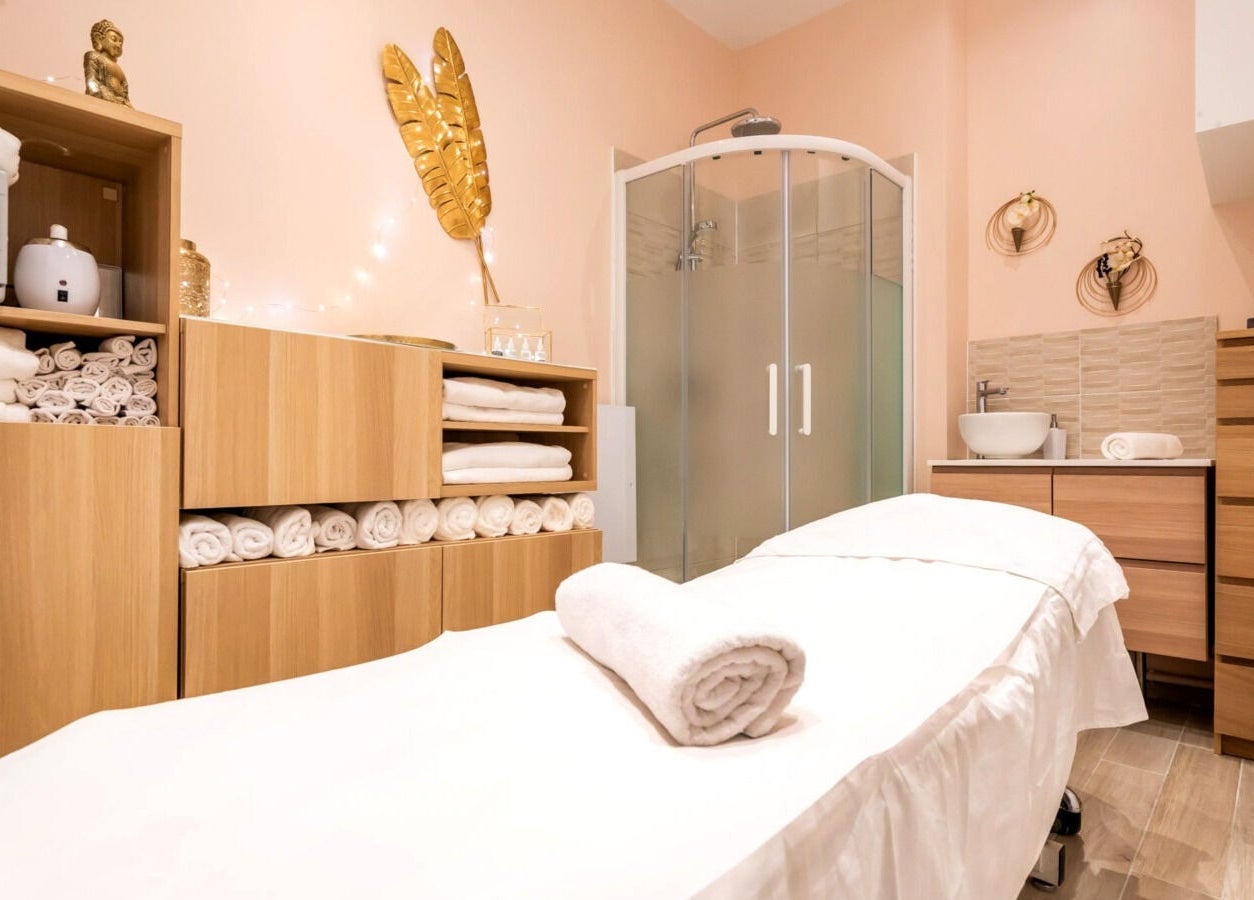 Salle de soins élégante à La Cour Des Anges, paris, Île-de-france, FR, avec table de massage et décor raffiné.