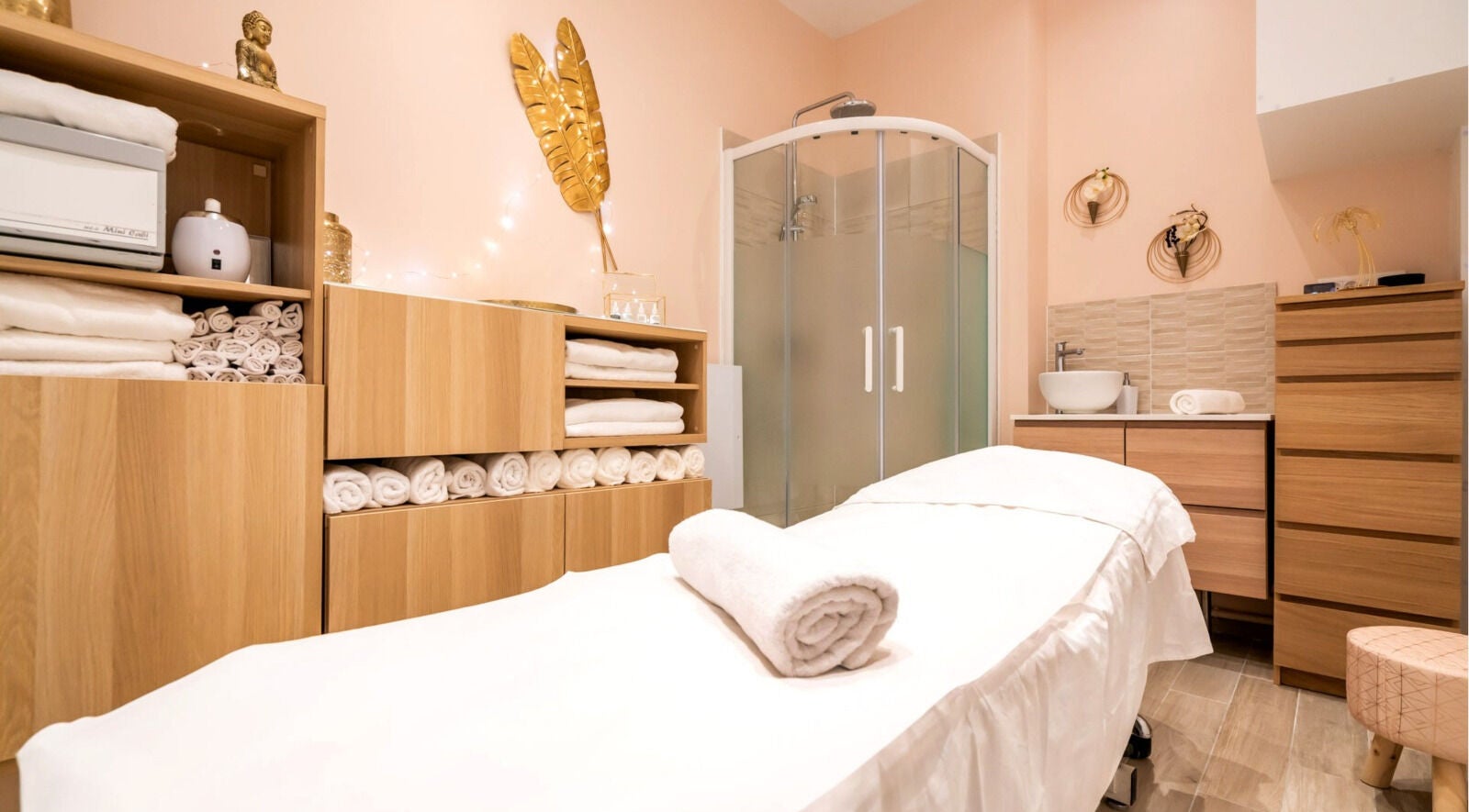 Salle de soins élégante à La Cour Des Anges, paris, Île-de-france, FR, avec table de massage et décor raffiné.