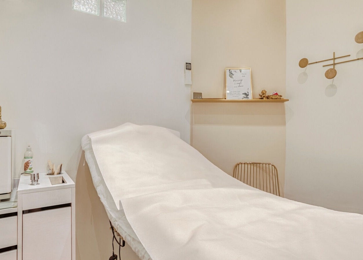 Salle de soin esthétique chez La Cour Des Anges, paris, Île-de-france, FR, avec statue Bouddha.