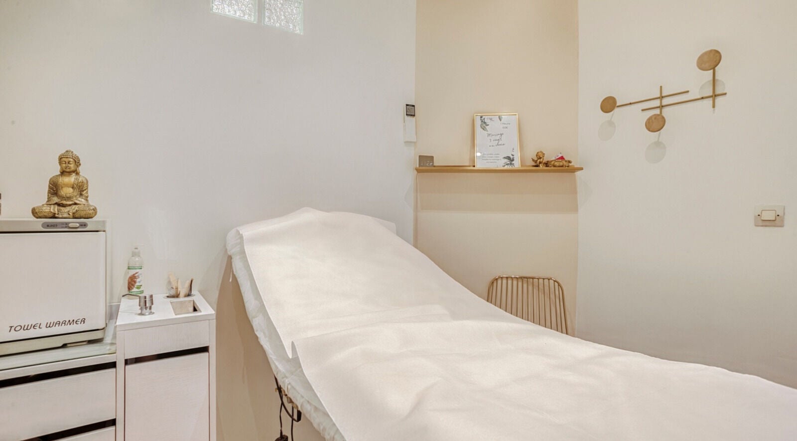 Salle de soin esthétique chez La Cour Des Anges, paris, Île-de-france, FR, avec statue Bouddha.