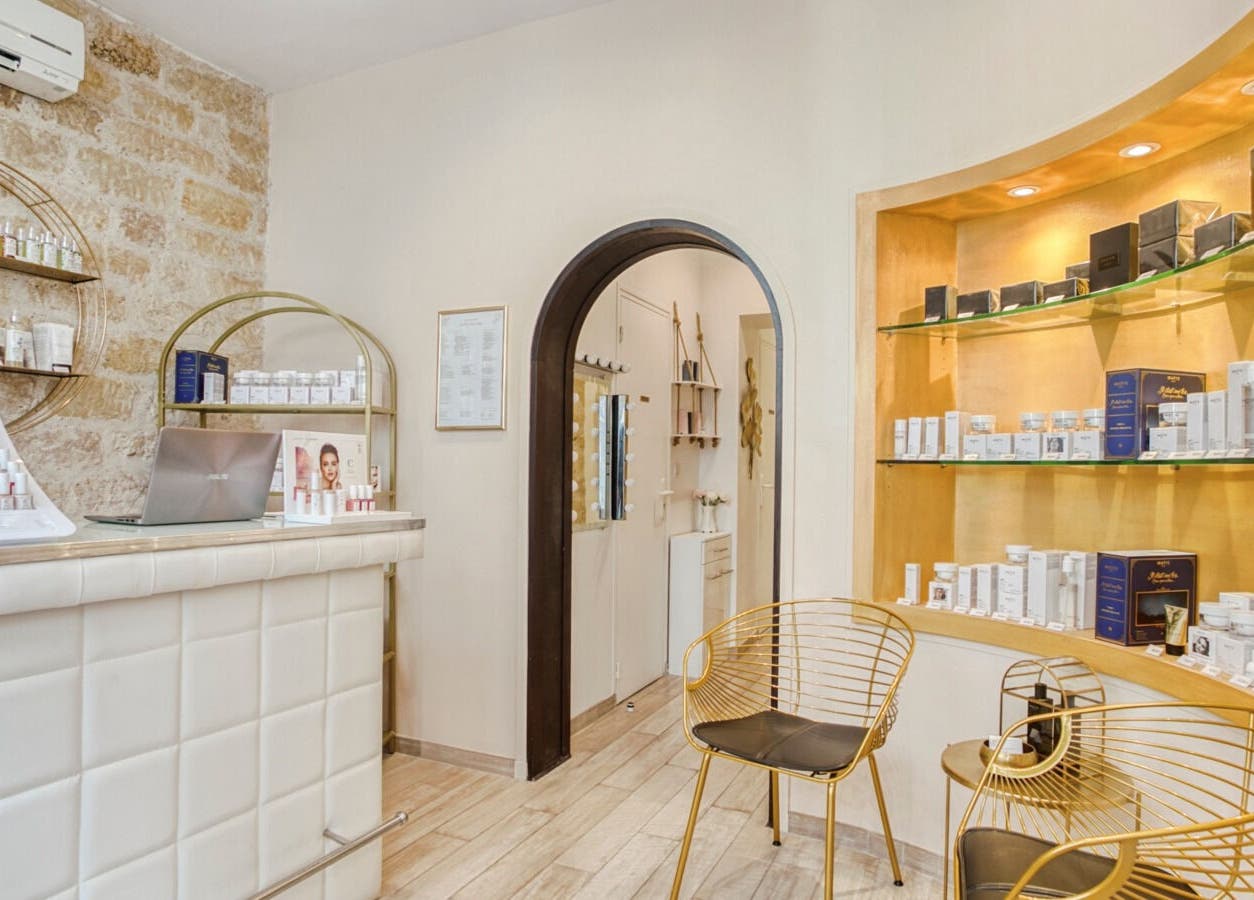 Intérieur moderne de La Cour Des Anges à Paris, Île-de-france, FR, avec produits de beauté exposés.