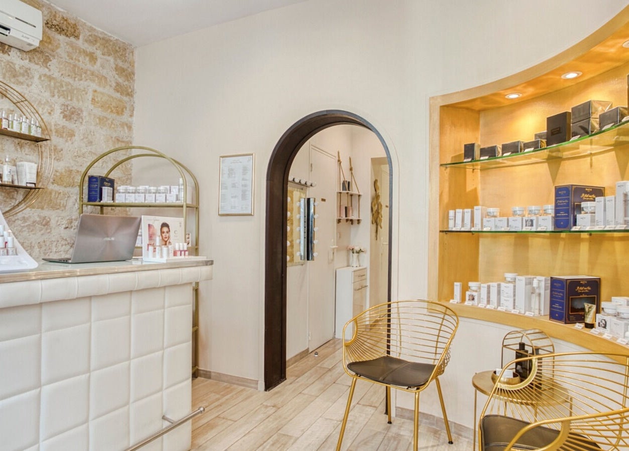 Intérieur moderne de La Cour Des Anges à Paris, Île-de-france, FR, avec produits de beauté exposés.