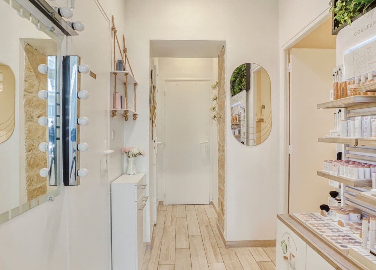 Intérieur élégant de La Cour Des Anges à paris, Île-de-france, FR avec étalage de produits de beauté.