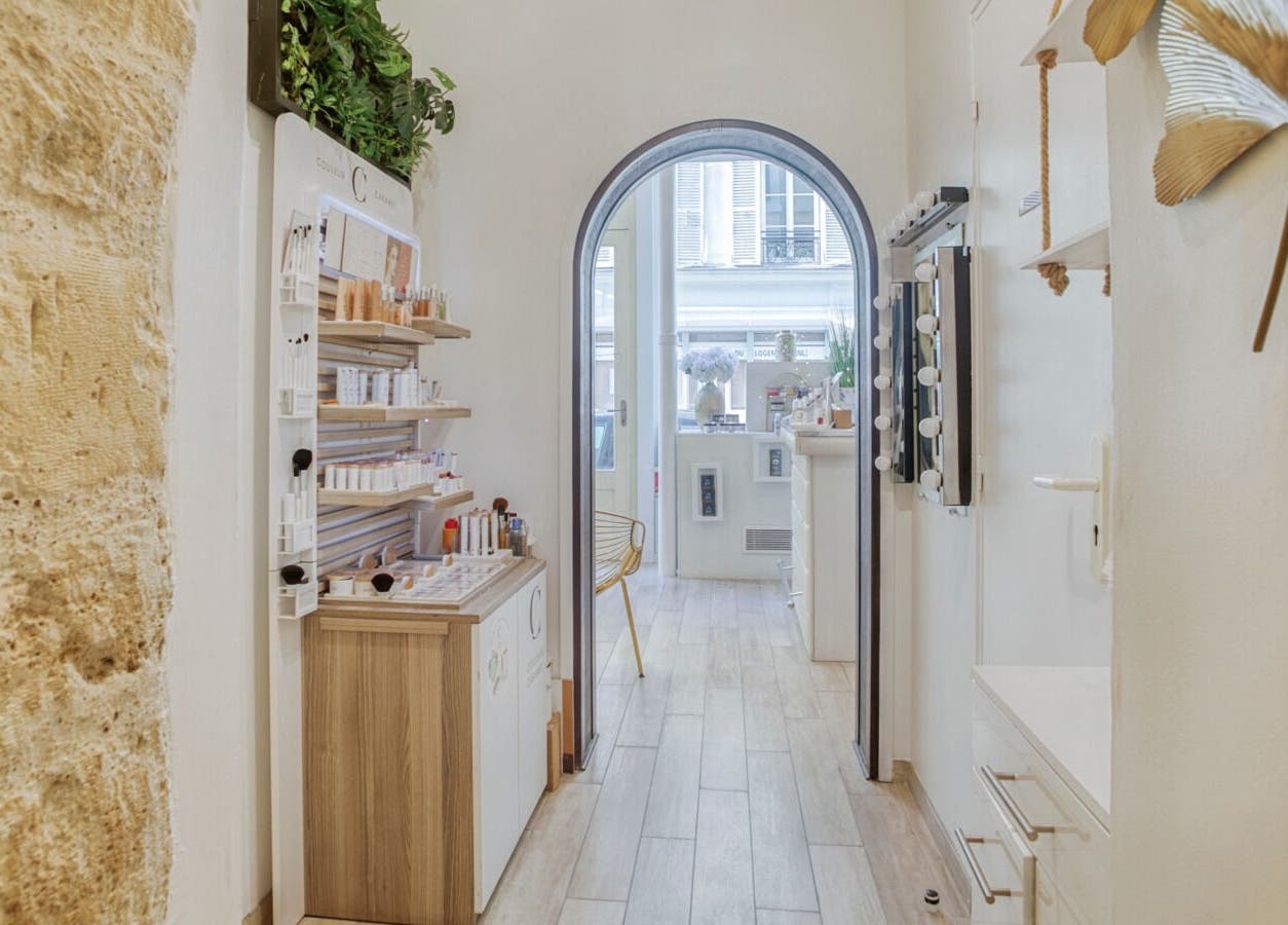 Intérieur élégant de La Cour Des Anges à paris, Île-de-france, FR avec étagères et murs en pierre.