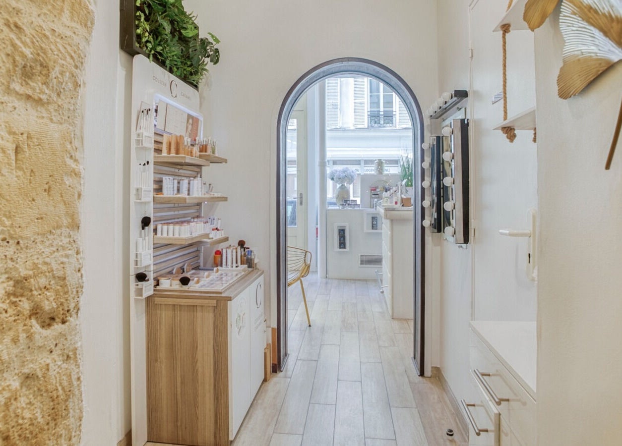Intérieur élégant de La Cour Des Anges à paris, Île-de-france, FR avec étagères et murs en pierre.