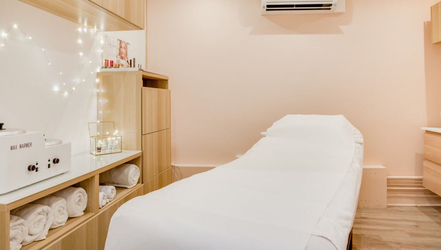 Salle de soins élégante à Institut Nude, Saint-maur-des-fossés, Île-de-france, FR. Détente et bien-être assurés.