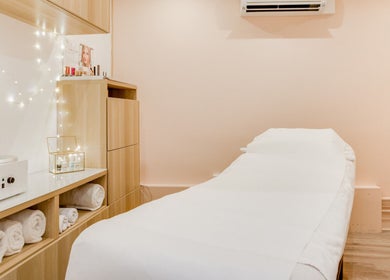 Salle de soins élégante à Institut Nude, Saint-maur-des-fossés, Île-de-france, FR. Détente et bien-être assurés.
