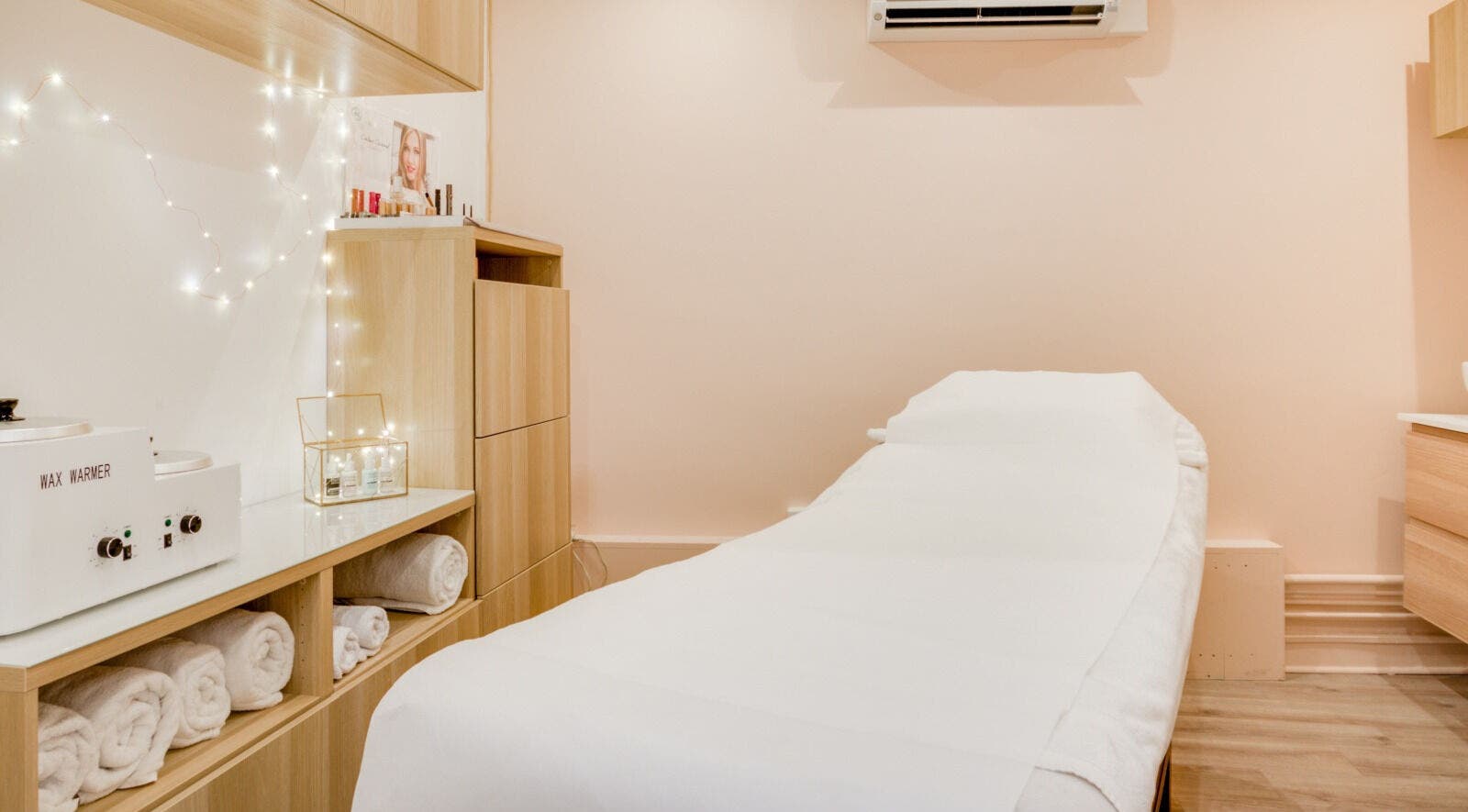 Salle de soins élégante à Institut Nude, Saint-maur-des-fossés, Île-de-france, FR. Détente et bien-être assurés.