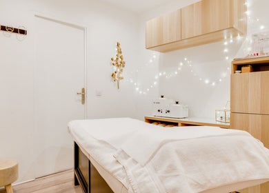 Salle de soin lumineuse à Institut Nude, Saint-maur-des-fossés, Île-de-france, FR, avec décoration élégante.