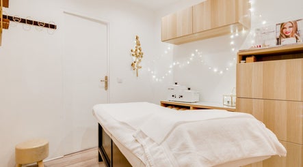Salle de soin lumineuse à Institut Nude, Saint-maur-des-fossés, Île-de-france, FR, avec décoration élégante.