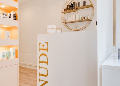 Entrée élégante de l'Institut Nude à Saint-maur-des-fossés, Île-de-france, FR avec produits de beauté en étagère.