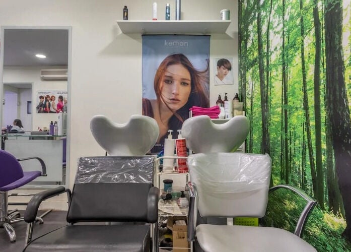 Sala de belleza de CRISLUZ en Madrid, Comunidad De Madrid, ES, con sillas modernas y decoración de bosque.