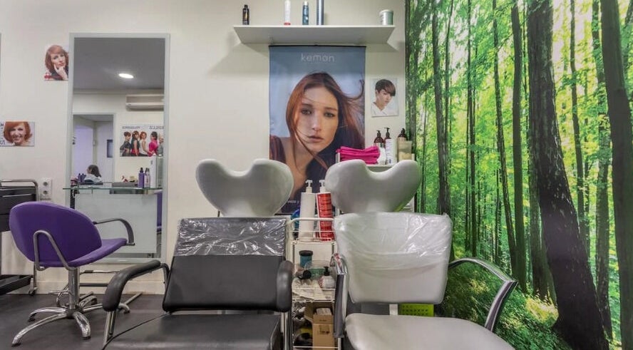 Sala de belleza de CRISLUZ en Madrid, Comunidad De Madrid, ES, con sillas modernas y decoración de bosque.